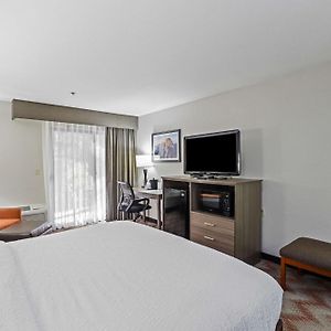 Zimmer mit Kingsize-Bett für Gäste mit Behinderungen